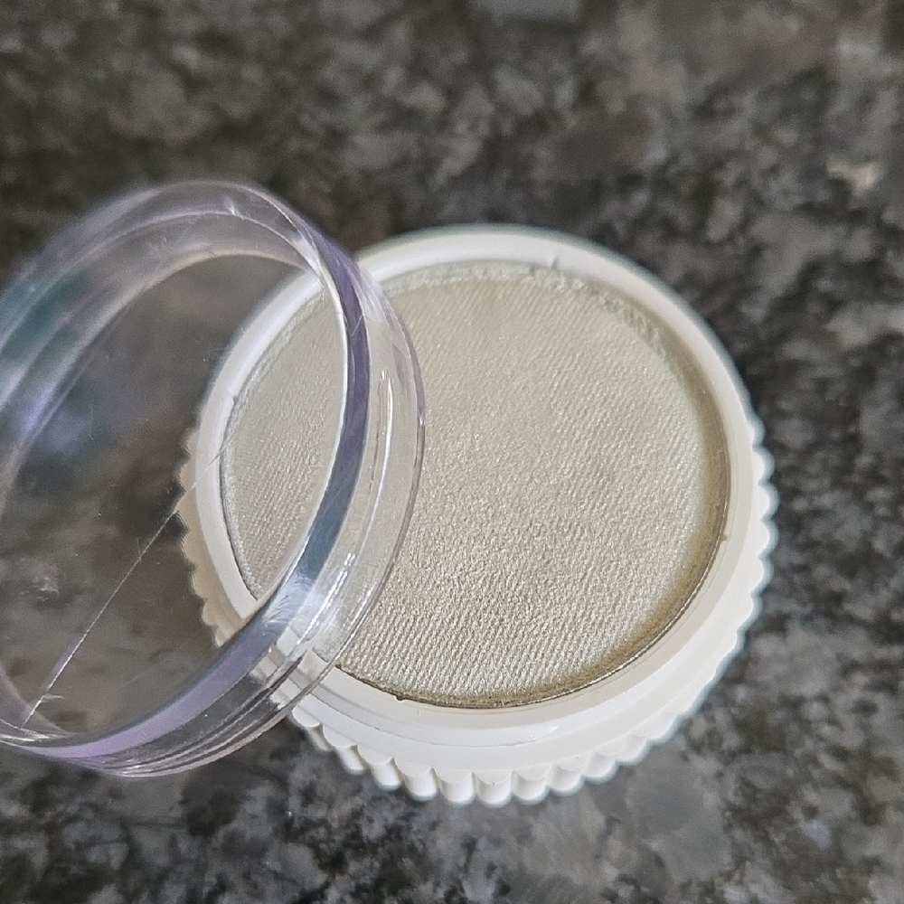 Merle Norman Luxiva "Silver Lining" Lasting Eyecolor .06 oz Eyeshadow
